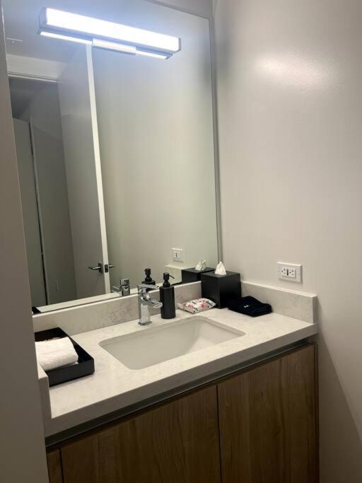 Luxe Corner One Bedroom, Prime Hollywood With Parking Appartement *