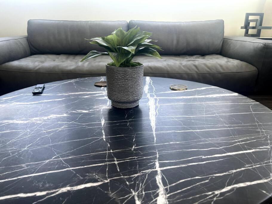 Luxe Corner One Bedroom, Prime Hollywood With Parking Appartement Los Angeles